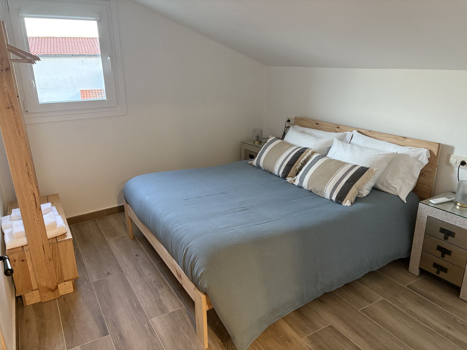 Dormitorio con cama doble bajo el tejado