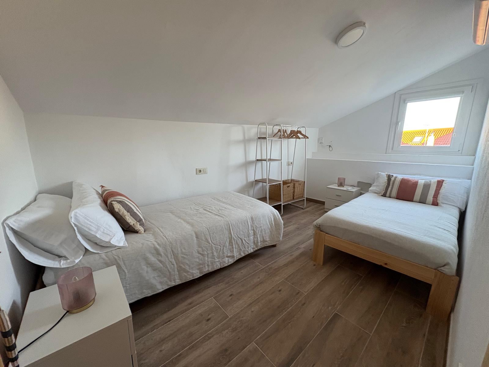 Dormitorio con dos camas individuales