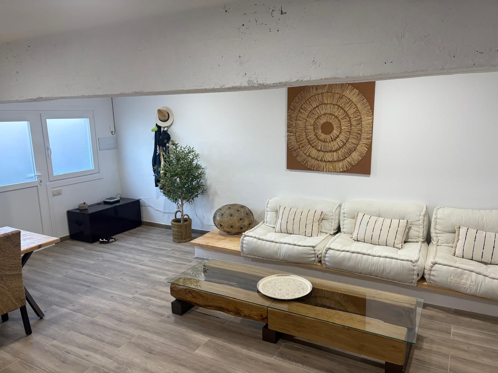 Sofá blanco y mesa de madera maciza